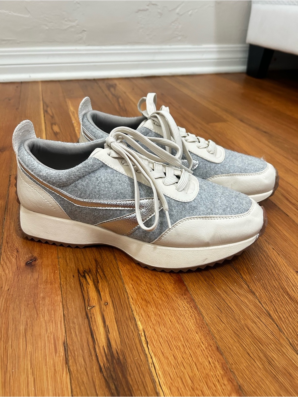 DV Dolce Vita Cream & Light Gray Retro Runner Sneakers with Silver accents✨